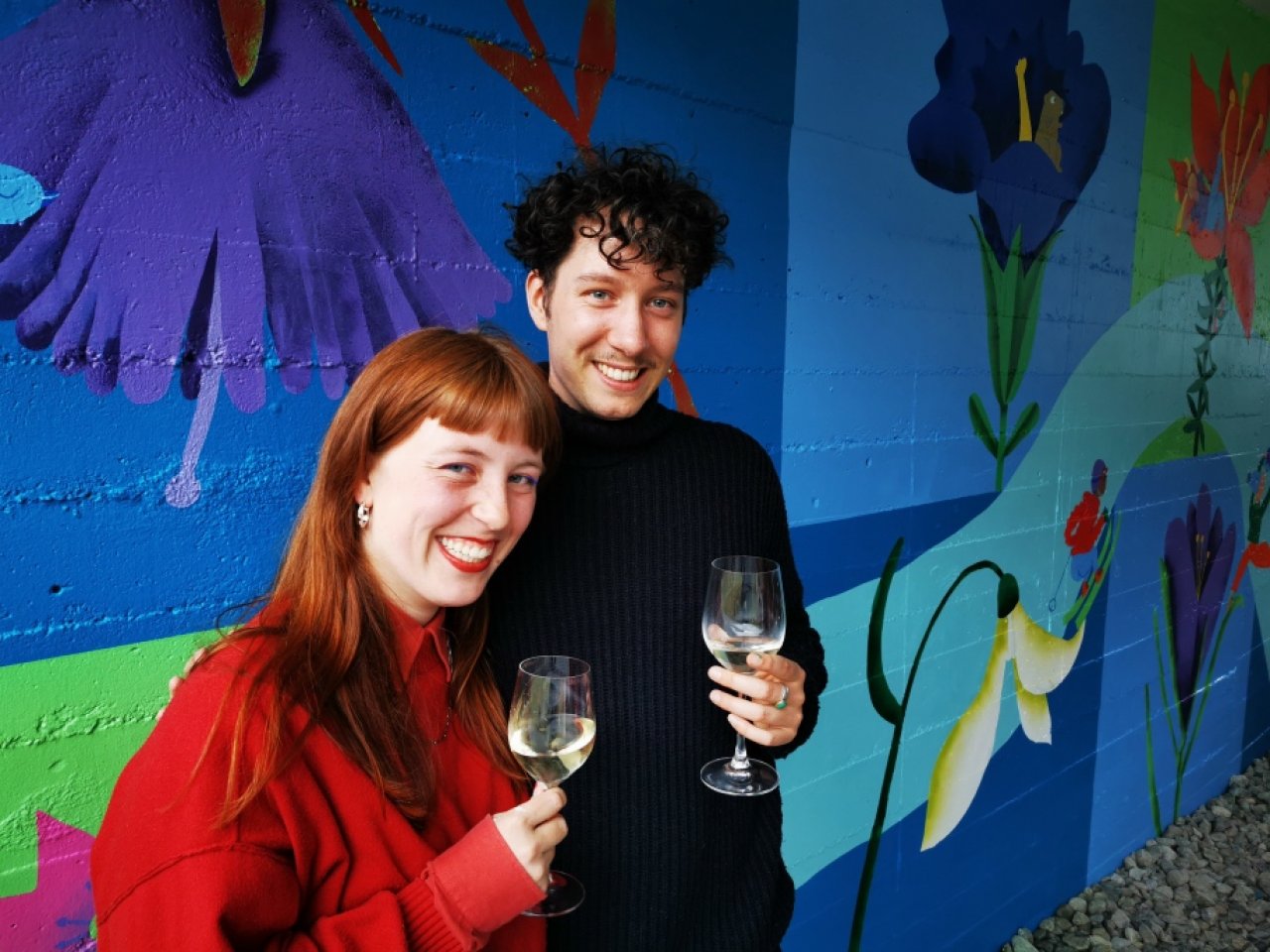 Die Künstlerin Cilgia Zangger und ihr Assistent Samuel Herzog.